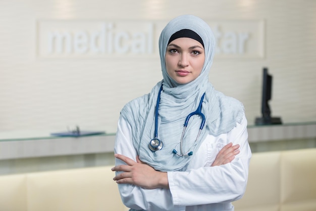 Portrait en gros plan d'une femme médecin musulmane souriante et confiante