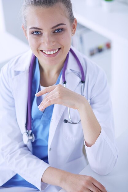 Portrait en gros plan d'une femme médecin sympathique avec stéthoscope et tablette dans les mains