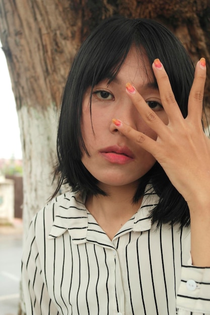 Photo portrait en gros plan d'une femme montrant des ongles