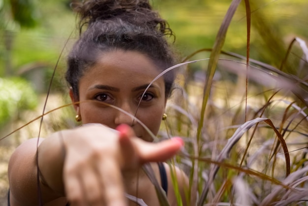 Photo portrait en gros plan d'une femme par des plantes