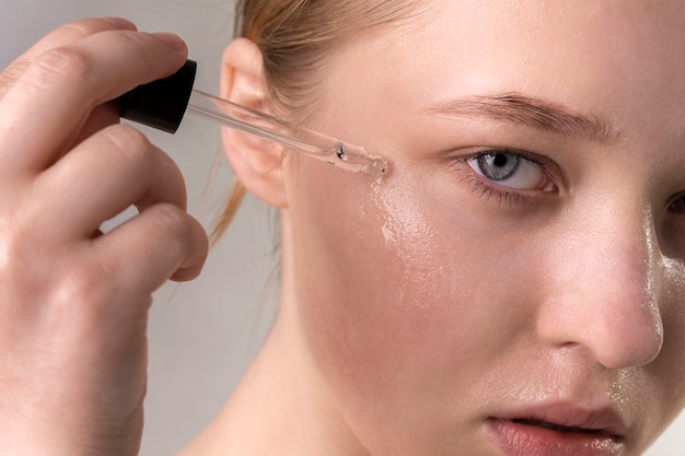 Photo portrait en gros plan d'une femme à la peau hydratée