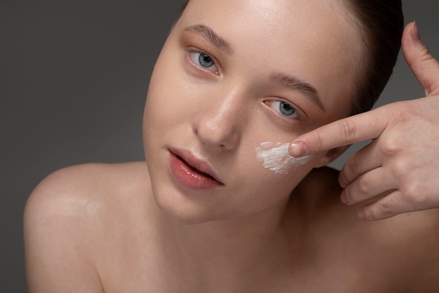 Portrait en gros plan d'une femme à la peau hydratée