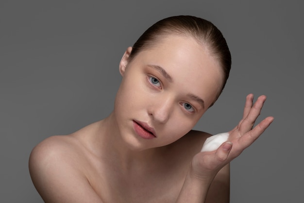 Portrait en gros plan d'une femme à la peau hydratée