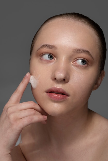 Photo portrait en gros plan d'une femme à la peau hydratée