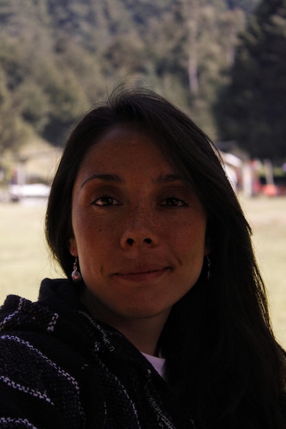 Portrait en gros plan d'une femme sur la plage