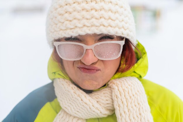 Photo portrait en gros plan d'une femme portant des lunettes de soleil