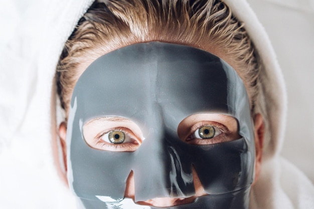 Portrait en gros plan d'une femme portant un masque facial