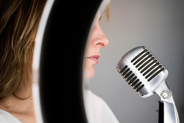 Photo portrait en gros plan d'une femme portant un masque