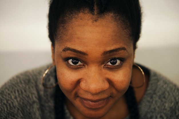 Portrait en gros plan d'une femme souriante