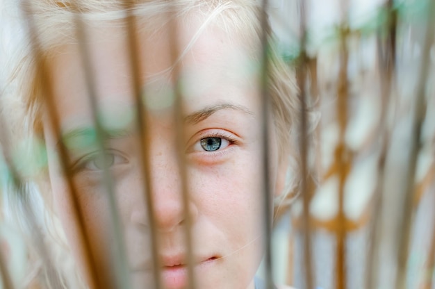 Photo portrait en gros plan d'une femme vue à travers une plante