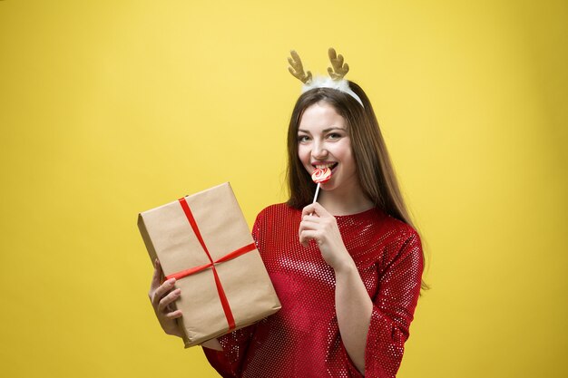 Portrait en gros plan d'une fille avec des cadeaux dans ses mains.