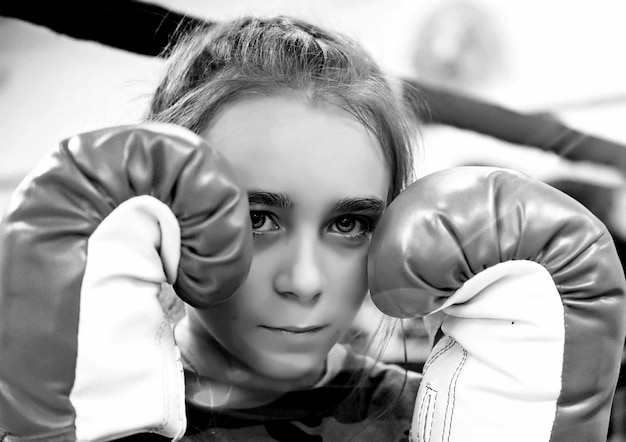 Photo portrait en gros plan d'une fille avec des gants de boxe