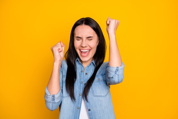 Portrait en gros plan d'une fille joyeuse assez chanceuse célébrant la victoire