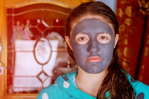 Photo portrait en gros plan d'une fille avec un masque facial