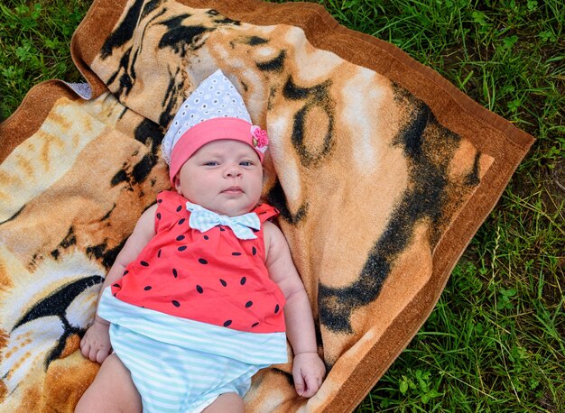 Portrait en gros plan d'une fille nouveau-née de 2 mois de race caucasienne sur une serviette à l'extérieur.