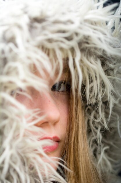 Photo portrait en gros plan d'une fille portant un manteau de fourrure