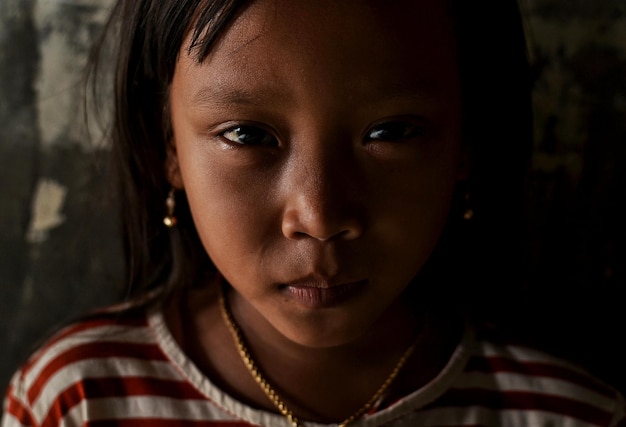 Portrait en gros plan d'une fille qui pleure