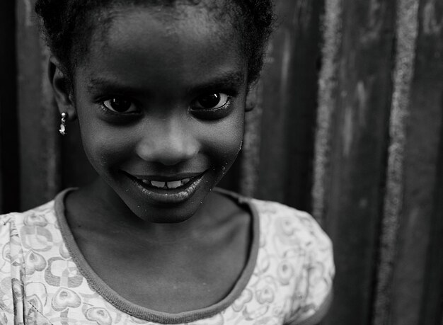 Photo portrait en gros plan d'une fille souriante