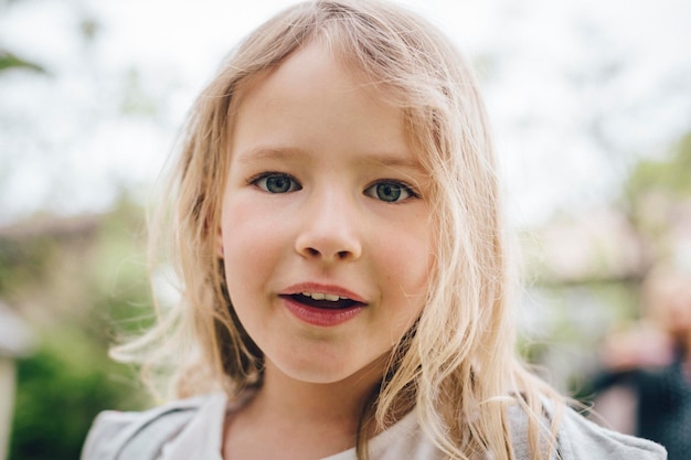 Portrait en gros plan d'une fille