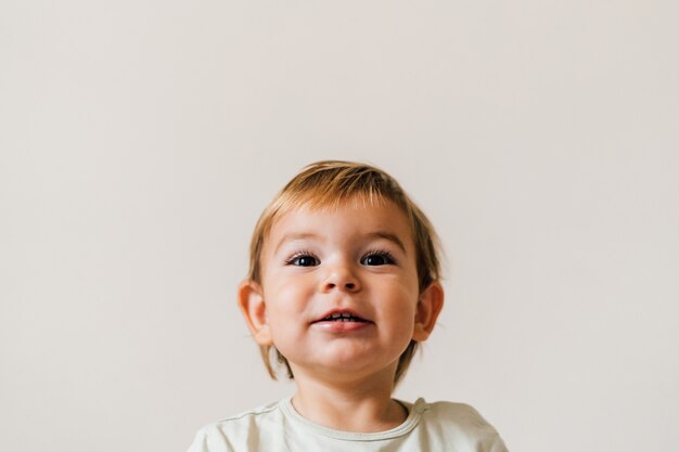 Portrait de gros plan d'une fillette blonde européenne souriante