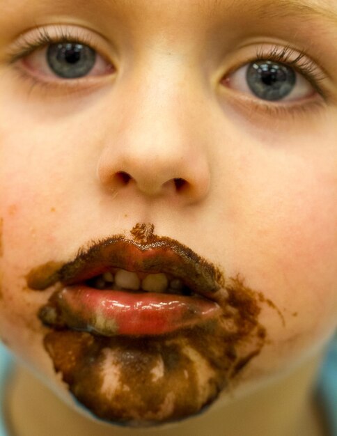 Photo portrait en gros plan d'un garçon à la bouche sale