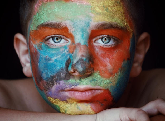 Photo portrait en gros plan d'un garçon avec la peinture sur le visage