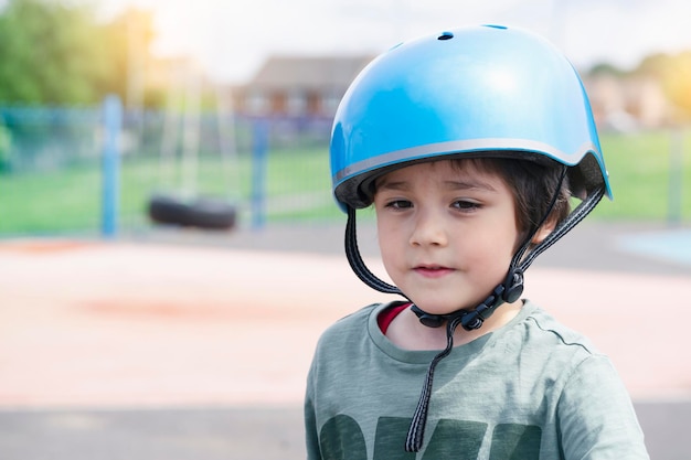 Portrait en gros plan d'un garçon portant un casque de cycliste