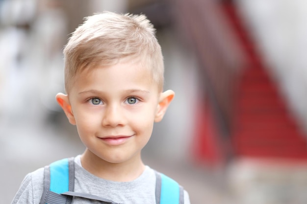 Portrait en gros plan d'un garçon souriant