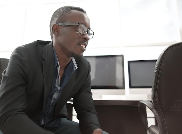 Photo portrait en gros plan d'un homme d'affaires prospère sur le lieu de travail