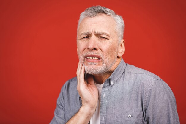 Portrait de gros plan d'un homme âgé âgé souffrant de maux de dents o