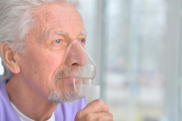 Portrait en gros plan d'un homme âgé avec inhalateur