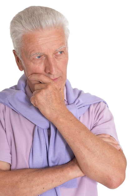 Portrait en gros plan d'un homme âgé isolé sur fond blanc