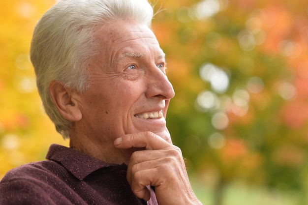 Portrait en gros plan d'un homme âgé posant