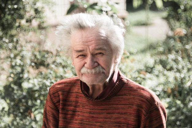 Portrait en gros plan d'un homme âgé