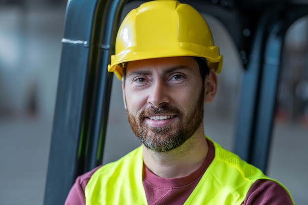 Photo portrait en gros plan d'un homme barbu heureux, architecte portant un chapeau dur et regardant la caméra