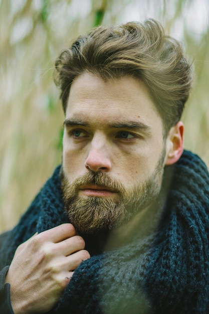 Portrait en gros plan d'un homme barbu