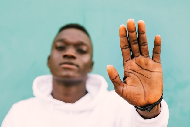 Portrait en gros plan d'un homme faisant des gestes contre le mur