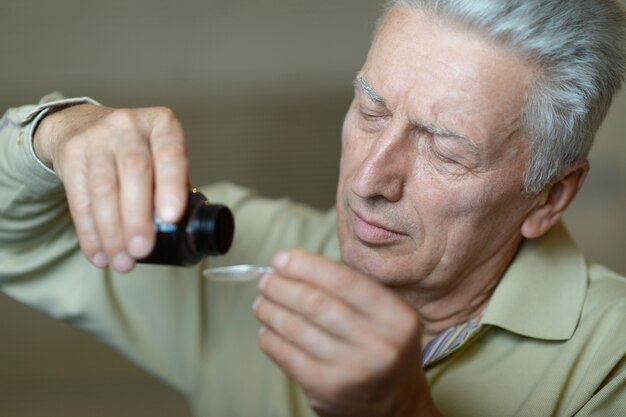 Portrait en gros plan d'un homme plus âgé prenant un médicament