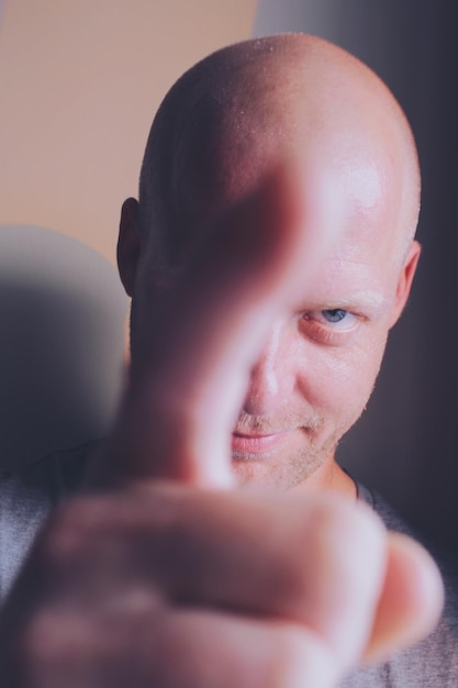 Portrait en gros plan d'un homme pointant