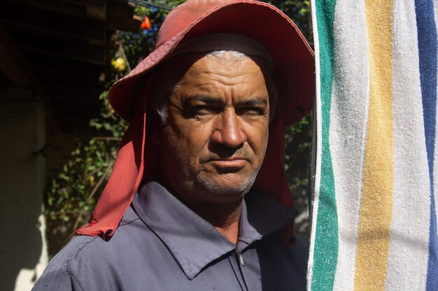 Portrait en gros plan d'un homme portant un masque