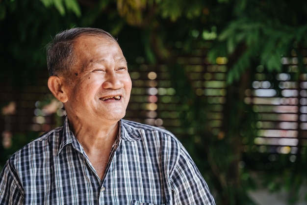 Portrait en gros plan d'un homme senior asiatique heureux avec espoir. Vieil homme thaïlandais, concept senior en bonne santé