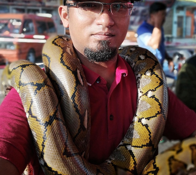 Photo portrait en gros plan d'un homme avec un serpent