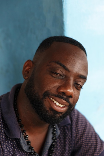 Portrait en gros plan d'un homme souriant
