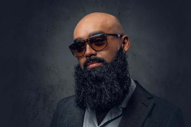 Portrait en gros plan d'un homme à tête rasée barbu arabe portant des lunettes de soleil.