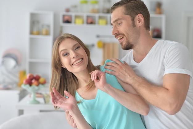 Portrait en gros plan d'un jeune couple heureux s'amusant à la maison