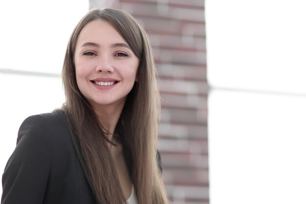 Portrait en gros plan d'une jeune femme d'affaires dans un bureau moderne