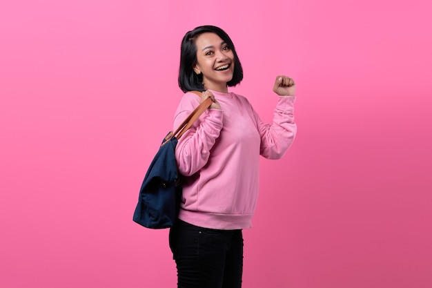 Portrait en gros plan d'une jeune femme asiatique heureuse tenant un sac lors de ses achats