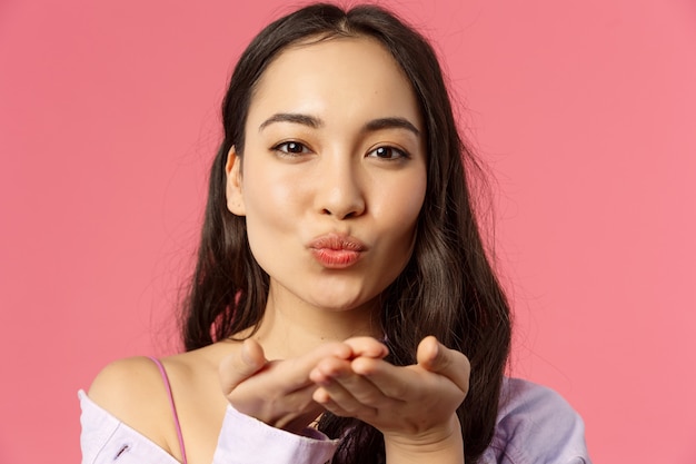 Portrait de gros plan de jeune femme asiatique tendre, romantique et passionnée féminine