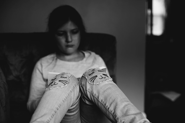 Portrait en gros plan d'une jeune femme assise à l'extérieur