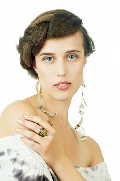 Portrait de gros plan de jeune femme avec de beaux accessoires de coiffure et de plumes